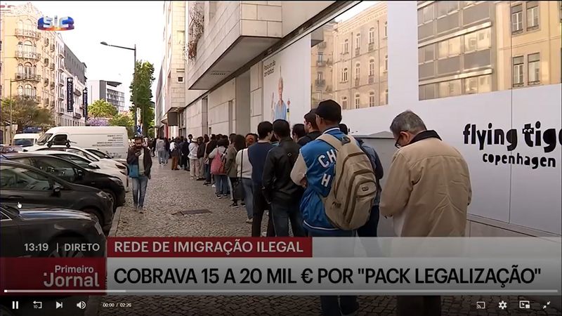 File:Pessoas em fila.png